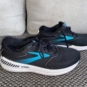 Brooks Women's size 8 Ariel 20